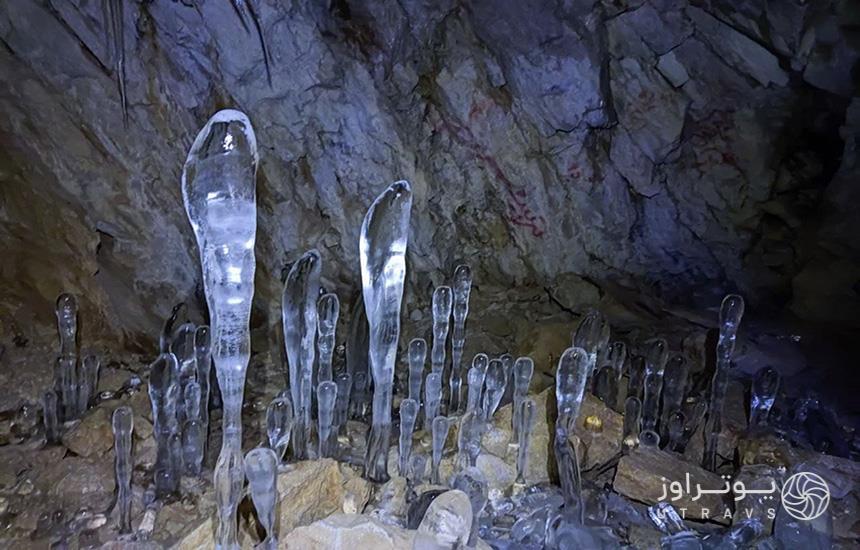 غار یخ‌مراد؛ تصویری از داخل غار که قندیل‌های یخی از کف آن سربرآورده‌اند. 